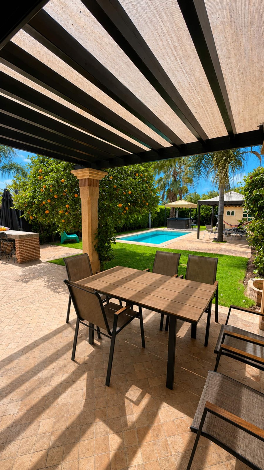 Piscine et extérieur de la villa avec jacuzzi